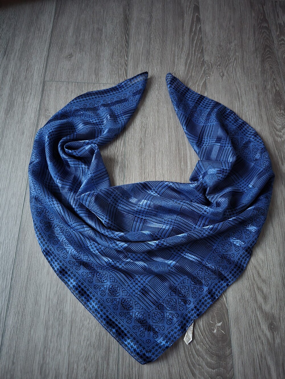 Berkshire Silken Blue Houndstooth Plaid Medallion Square Scarf Made in Italy 30"